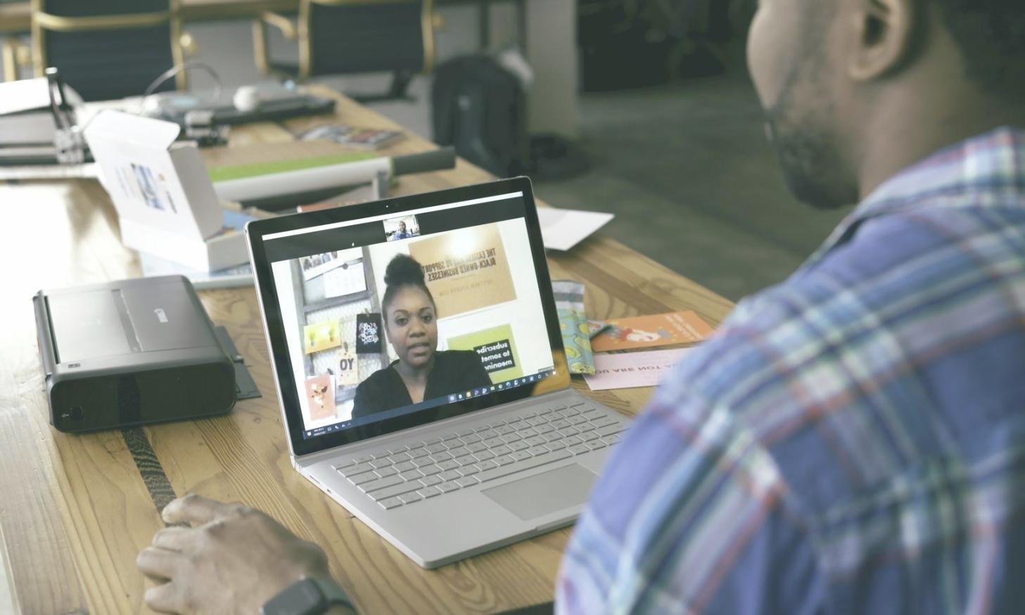 Bureau de conseil financier avec documents et graphiques d'investissement