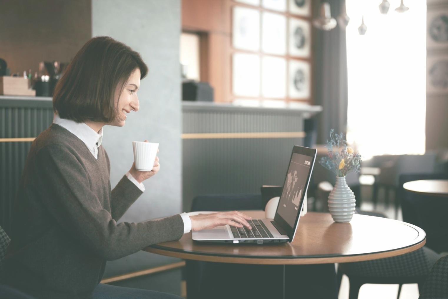 Bureau avec ordinateur et documents financiers représentant l'investissement progressif